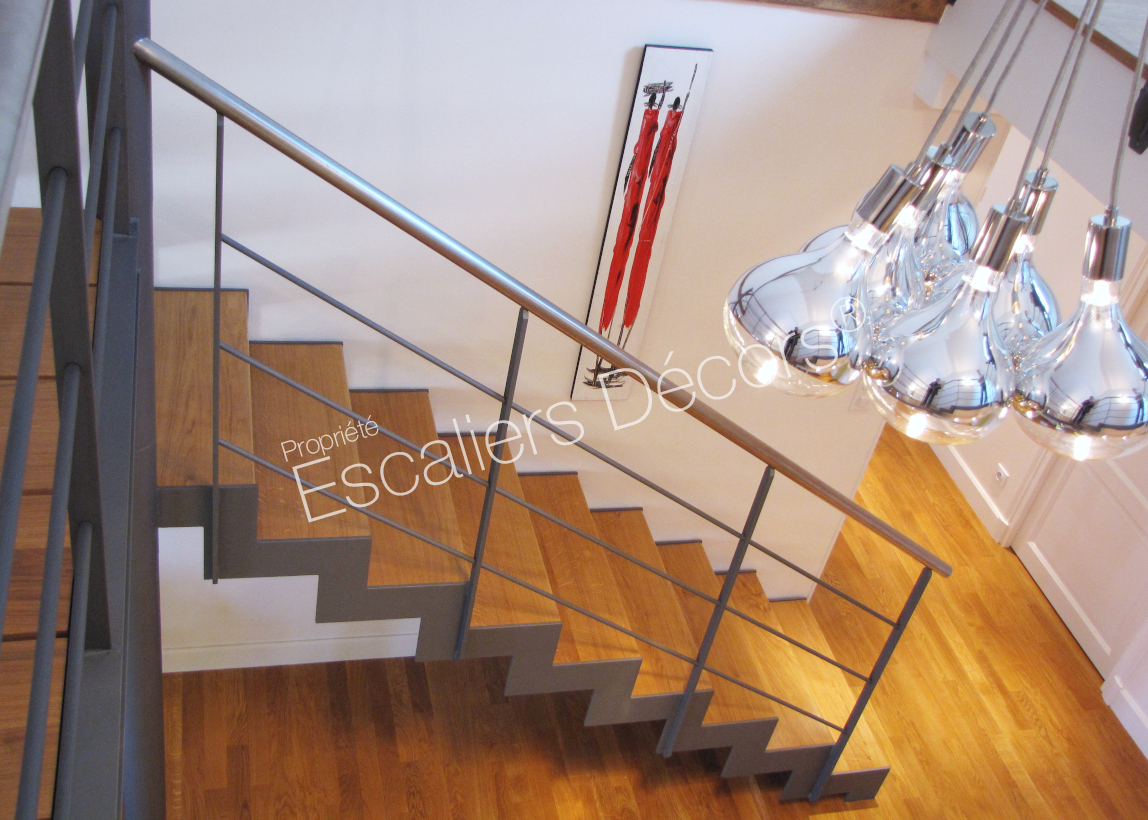 Photo DT83 - ESCA'DROIT® 1/4 tournant Haut. Escalier d'intérieur design en métal et bois pour une décoration contemporaine type loft.